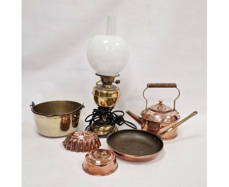 Collection of assorted brass and copperwares, 19th century and later, including a copper kettle, a small copper frying pan wi