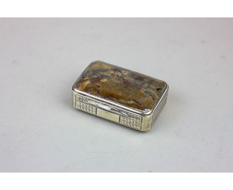 An agate and unmarked white metal snuff box, 4.5cm