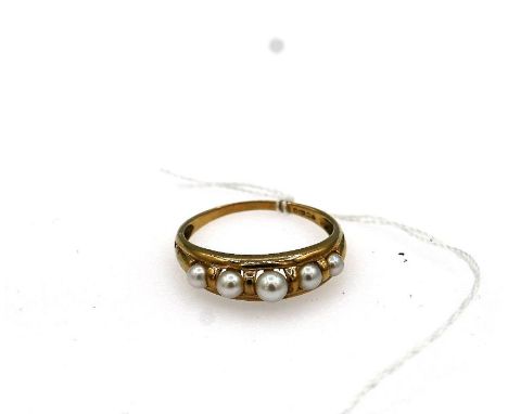 9ct gold dress ring with five graduated cultured pearls size S