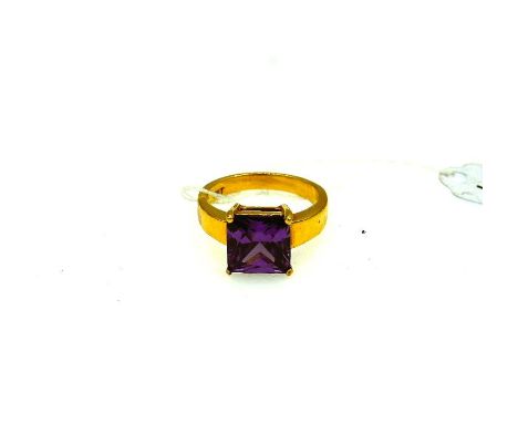 10ct gold dress ring with a large square Amethyst (10 x 10mm) size Q