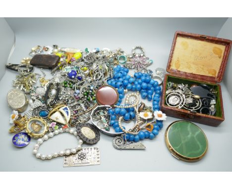 A collection of vintage costume jewellery 