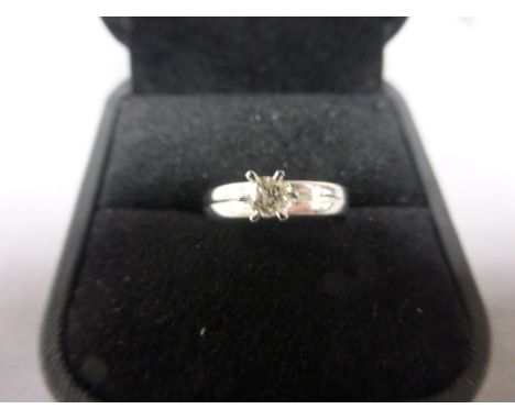 An 18ct white gold diamond single stone ring of approx 25 points