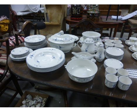 Extensive collection of Villeroy & Boch ' Vieux Luxembourg ' Dinner and Tea Ware including Lidded Tureen, Two Meat Plates, Tw