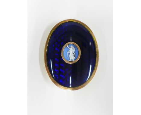 Early 19th century yellow metal buckle with blue enamel and an oval Wedgwood Jasper plaque, unmarked, 8 x 6.5cm 