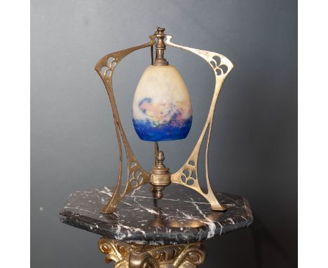 Art déco Tischlampe 'Degué'Pâte de verre, Frankreich, 1. Hälfte 20. Jh., signiert, Messinggestell, gold patiniert, Lampenschi