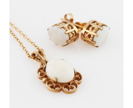 A suite of 9ct yellow gold opal jewellery, to include a pendant with chain and a pair of stud earrings, hallmarked Birmingham