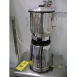 International industrial blender includes stainless steel table. (Licuadora industrial.