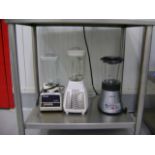 Stainless steel table and three blenders of different brands. (Mesa de acero inoxidable y tres