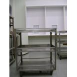 stainless steel table. (Mesa de aceero inoxidable).