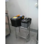 Tool boxes and stainless steel table. (Cajas de herramientas y mesita de acero inoxidable)