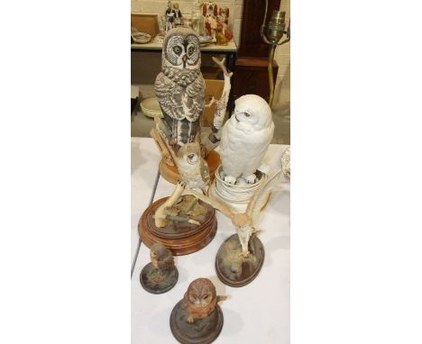 A Franklin Mint 'The Great Grey Owl' ceramic sculpture on stand, 39cm high, a composite owl lamp and other owl ornaments.