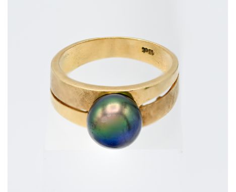 An 18ct yellow gold and pearl ring, size L.