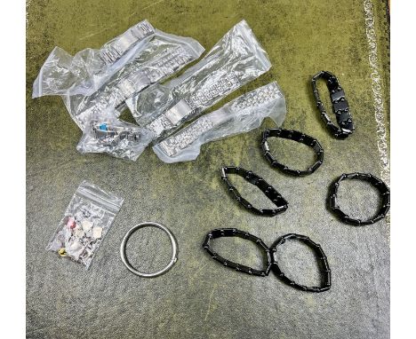 Bag of silver charms 7 = boot, horseshoe,money bag, plymouth 1 mile, Nefertiti, 10 cents 1941, horse 13 = Switzerland, Koln, 