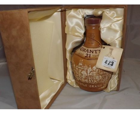 GRANT'S CASTLE GRANT 21 YEAR OLD BLEND  BTLD 1980'S IN ROYAL DOULTON DECANTER 43%VOL75CL EST[£80-£120]