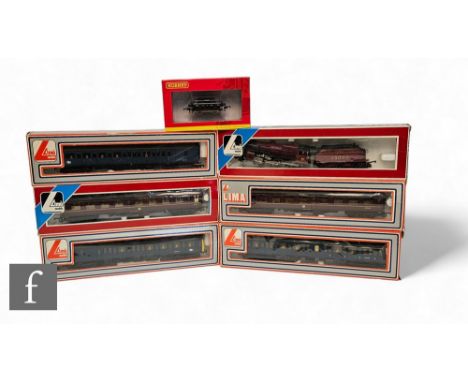 A collection of OO gauge model railway, to include five Lima passenger coaches, a Hornby R6642C GWR Shunters Truck Halesowen 
