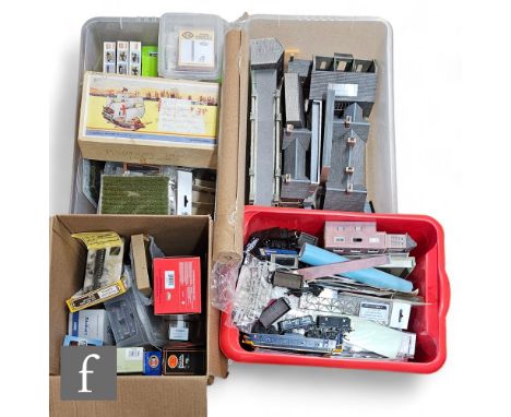 A collection of OO gauge model railway scenic accessories, to include Scale Model Scenery, Ratio, Bachmann and other items su