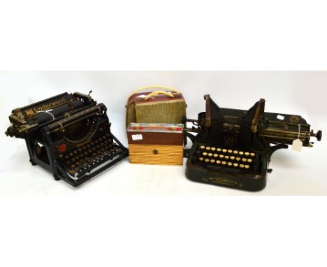 Two vintage typewriters and three vintage radios (5).