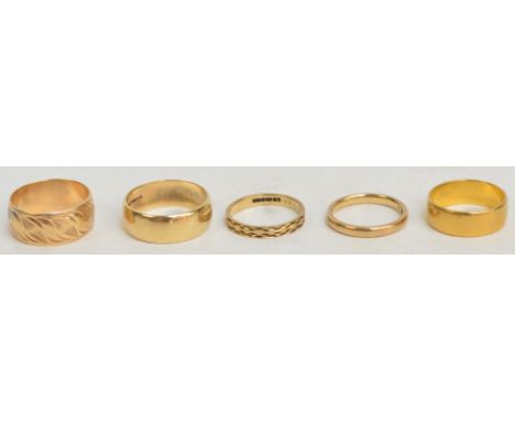 A 22ct yellow gold wedding band, London 1962 and four further 9ct yellow gold bands (two with engraved decoration), of variou