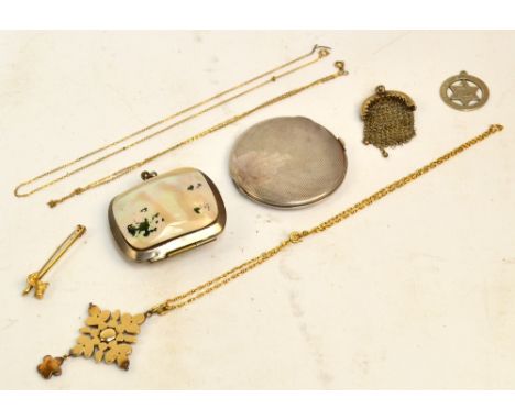 A collection of jewellery including an 18ct yellow gold bar brooch, a silver Art Deco compact, a pendant on chain, etc.