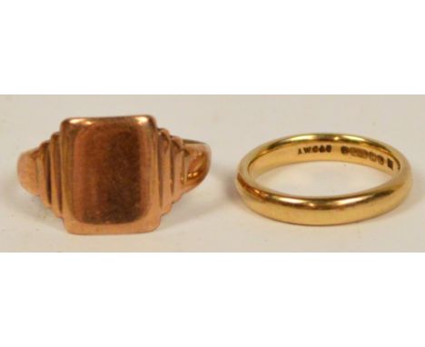 A 9ct yellow gold wedding ring, size J and a 9ct rose gold signet ring of plain design, size R, approx 5.9g.