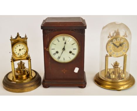 An Edwardian eight day mantel clock with circular dial set with Roman numerals and two anniversary clocks (3).