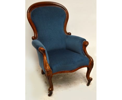 A Victorian mahogany spoon backed salon chair with knee carved cabriole front legs (one back leg repaired).