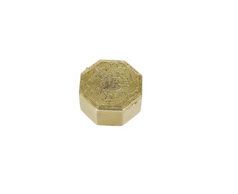 AN AMERICAN GOLD ROUGE BOX, CIRCA 1919 octagonal, the lid bright-cut foliate engraved on an engine-turned ground and fitted t