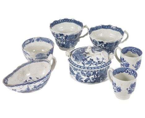 A GROUP OF WORCESTER BLUE AND WHITE PORCELAIN, CIRCA 1770 each piece printed with the 'Fence' pattern, comprising: a circular