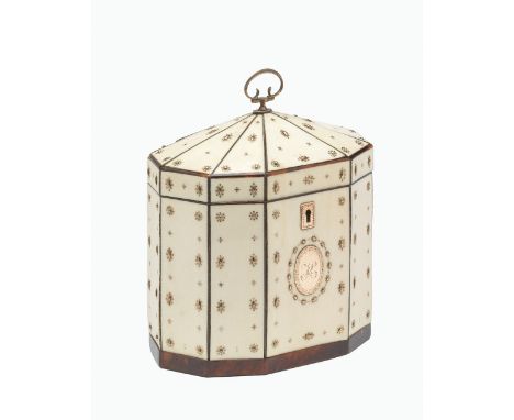 ˜A GEORGE III GOLD, IVORY AND TORTOISESHELL TEA CADDY, LATE 18TH CENTURY octagonal, the ivory panels applied with rows of gol