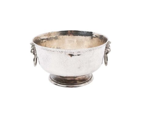 Late Edwardian silver punch bowl, with spot hammered finish and lion's head ring handles, on a circular base (London 1908) Ed