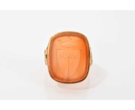 Antique gold signet ring, the carnelian seal with an intaglio carved crest, in gold mount, ring size approximately N.Good con