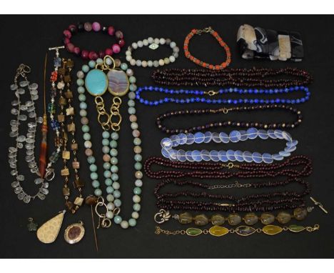 Collection of various gemstone, hardstone and agate jewellery to include bracelets and necklaces, agate hat pin and stick pin