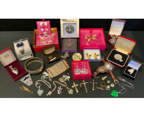 Costume Jewellery &amp; Watches - a Butler &amp; Wilson Panthers head necklace, earrings and brooch parure;  ribbon bow brooc