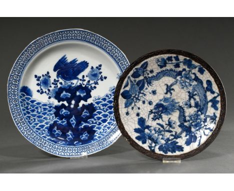 2 Diverse chinesische Teller mit Blaumalerei Motiven: "Raubvogel",  Kangxi Marke (Ø 32,6cm, mehrere Abschläge am Rand) und "V