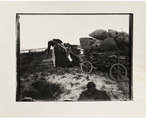Zille, Heinrich (1858-1929) "Vierte Serie der Reisigsammlerinnen, 2. Bild: Zwei Frauen ziehen einen holzbeladenen Karren, Bli