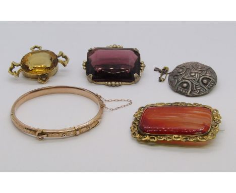 Mixed lot of jewellery to include an antique yellow metal hinged bangle of buckle design, 7.5g, a Celtic style silver brooch 