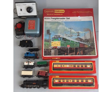 Collection of 00 gauge model rail items including boxed Hornby RS651 'Freightmaster Set', boxed Hornby coaches R626/627, unbo