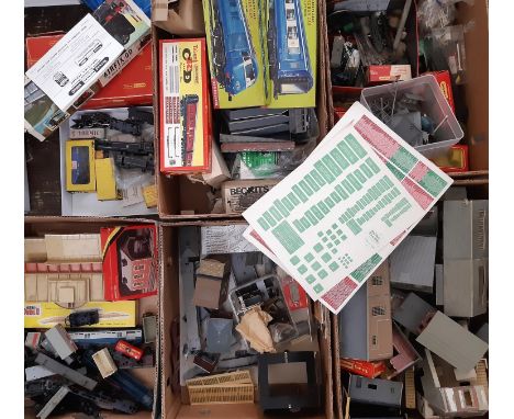 Large collection of railway modelling buildings, kits and parts including boxed 5030 'Island Platform Kit', R504 'Engine Shed