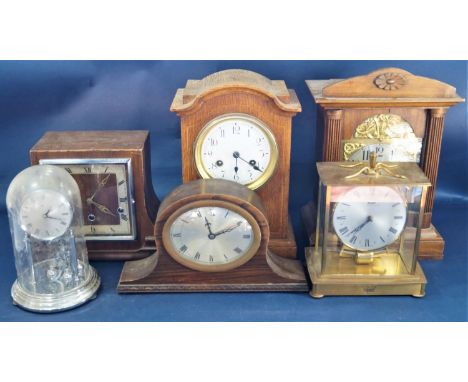 An Edwardian oak mantle clock with enamel dial, the case with inlaid detail, a further late 19th century bracket clock (Germa