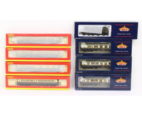 OO Gauge: A collection of four boxed Hornby OO Gauge coaches, to comprise: R4119C, two examples; R4119D and R4120C; together 