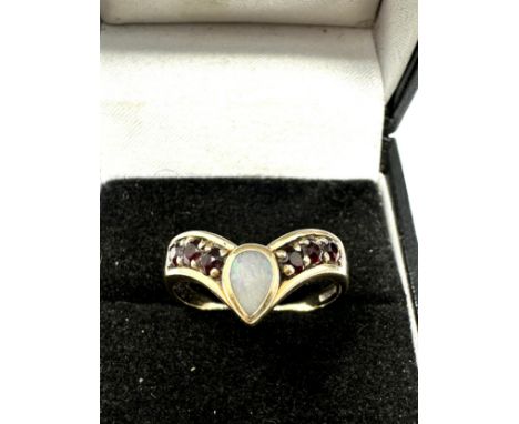 9ct gold opal and garnet ring (2.6g) 