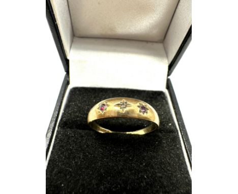 9ct gold ruby ring (1.5g) missing small centre stone 