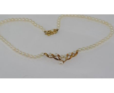 Mikimoto 14ct yellow gold and pearl necklace weight: approx 22 grams
