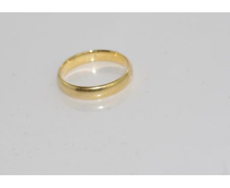 Yellow gold wedder marked 18c A&C Ld weight: approx 2.61 grams, size: approx K-L/5