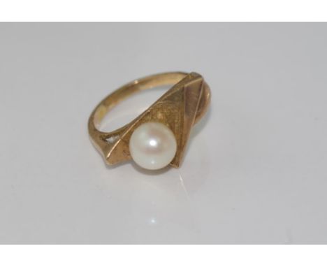 Vintage 9ct gold and pearl ring weight: approx 2.72 grams, size: I-J/4