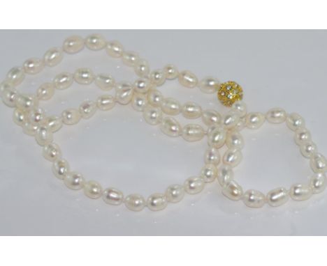 White pearl necklace with magnetic clasp size: approx 89cm in length