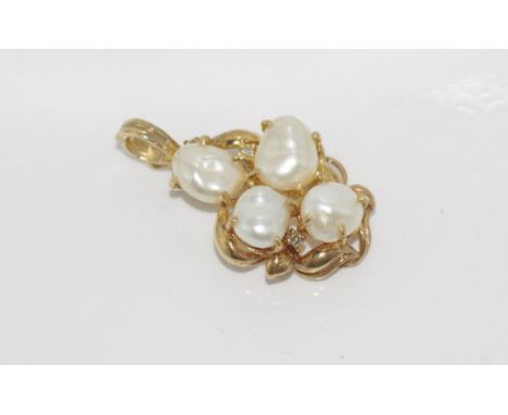 14ct yellow gold. pearl and diamond enhancer weight: approx 4.94 grams, size: approx 3cm length