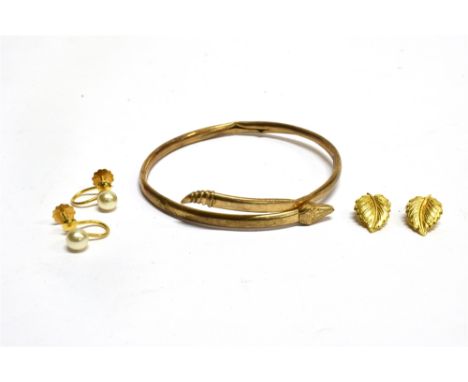 A MODERN 9CT GOLD CROSS-OVER 'SNAKE' BANGLE, AND TWO PAIRS OF EARRINGS comprising; the bangle Birmingham 1985, 4.7g; a pair o