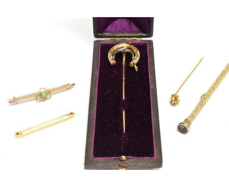 A SMALL COLLECTION OF VICTORIAN AND LATER JEWELLERY INCLUDING A BI-COLOUR HORSE-SHOE AND STIRRUP STICK PIN;  comprising; an e