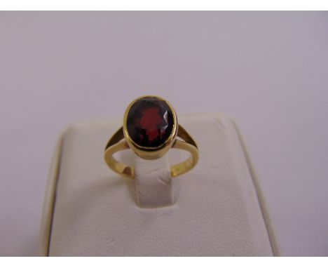 9ct yellow gold and garnet ring, approx total weight 4.0g